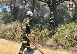 El incendio de Conil de la Frontera está controlado aunque obligó a desalojar a 15 vecinos por precaución