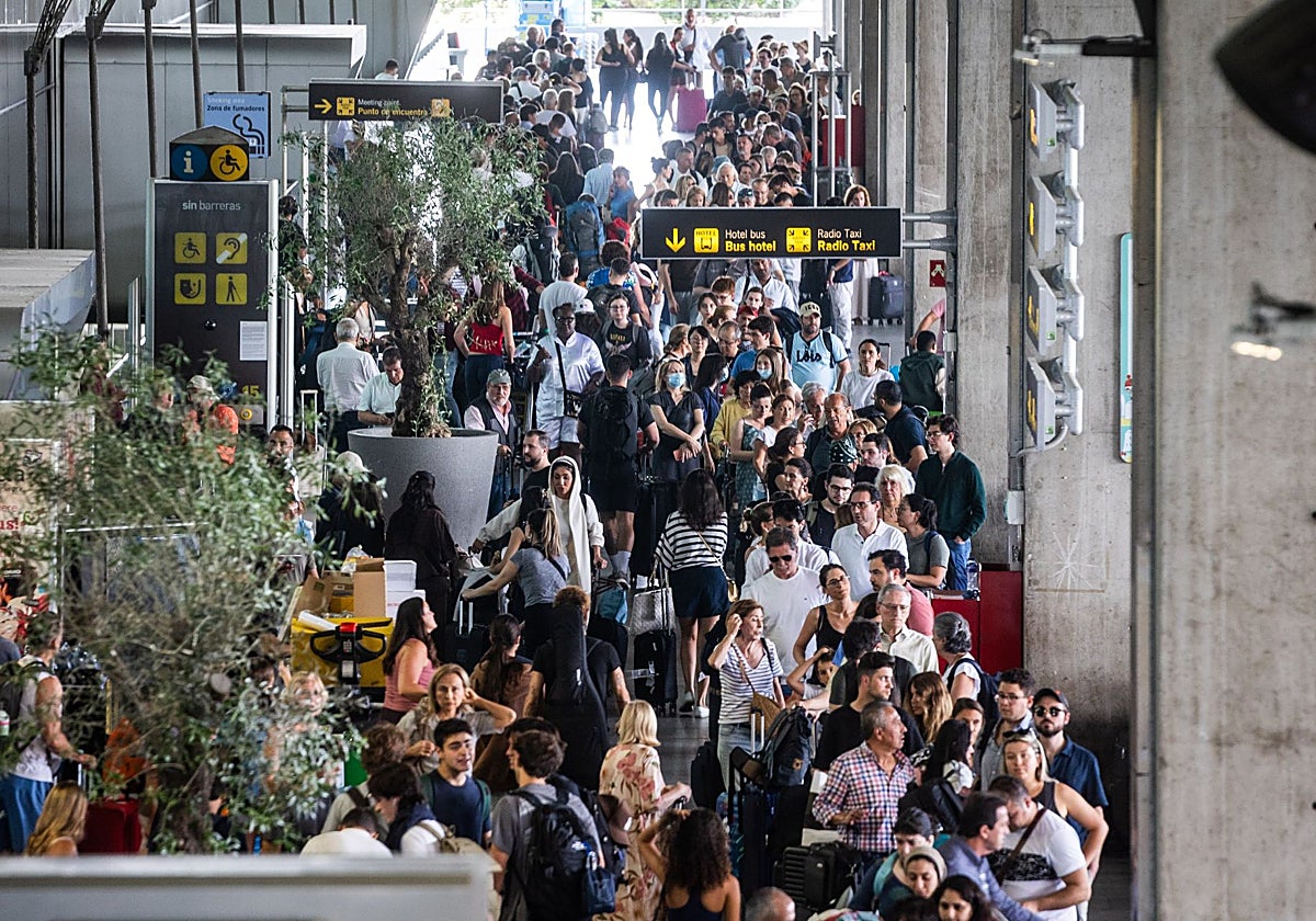 Colas de pasajeros, ayer, en la Terminal 4 de Barajas