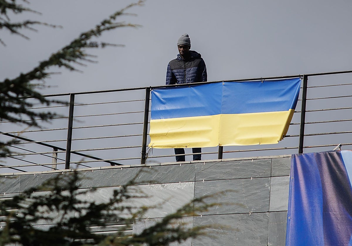 Un inmigrante, en el centro de acogida de Pozuelo