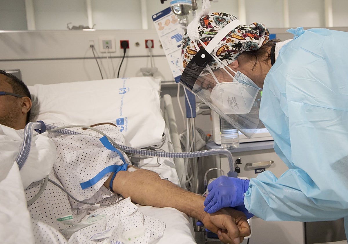 Una enfermera, trabajando en un hospital madrileño