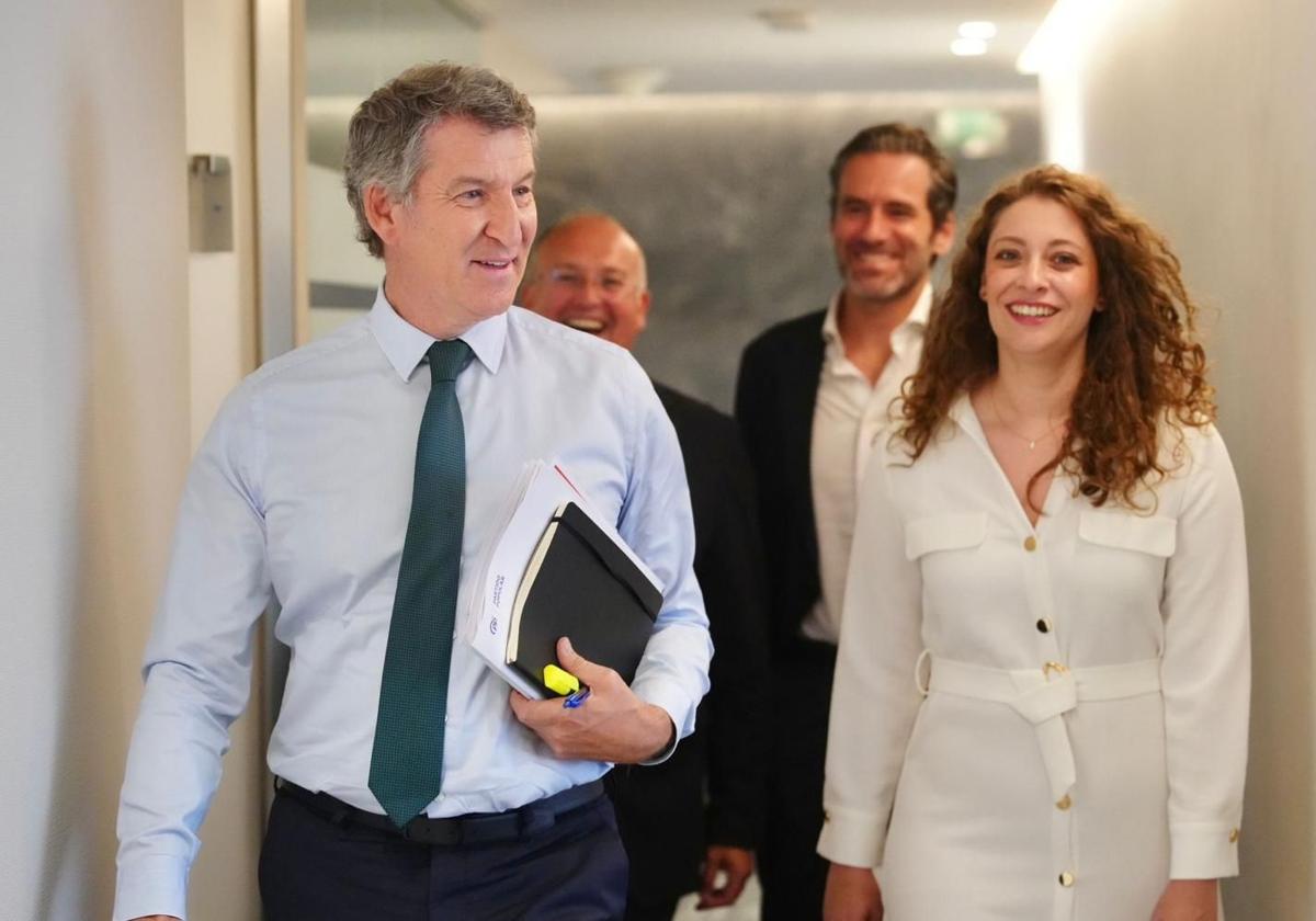 Alberto Núñez Feijóo y Ester Muñoz, a la salida del comité de dirección