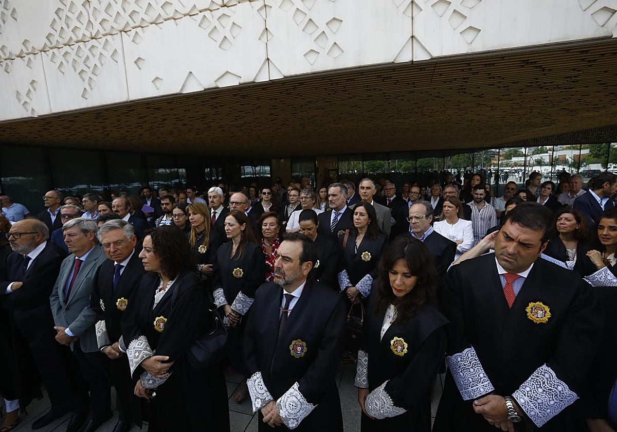 Jueces y fiscales ante las puertas de la Ciudad de la Justicia el pasado 11 de junio