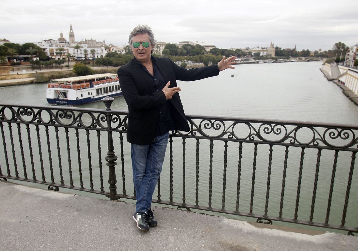 Pepe Begines, en el Puente de Triana en Sevilla