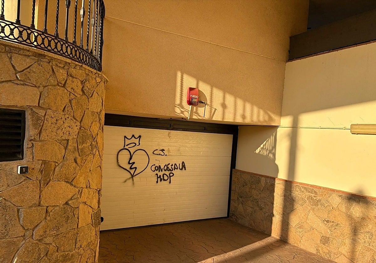 Pintadas en la vivienda de una concejal socialista de Candeleda (Ávila)