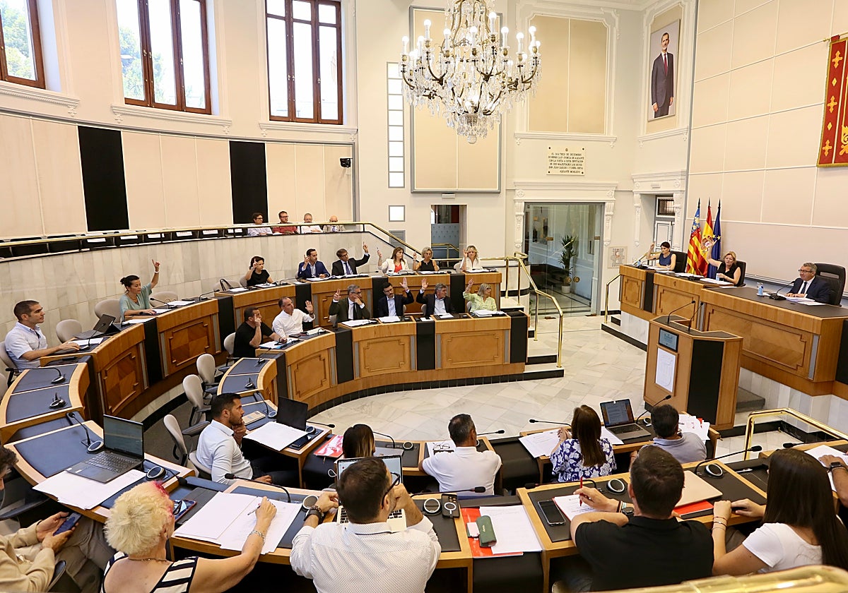 Un momento de la sesión plenaria de la Diputación de Alicante