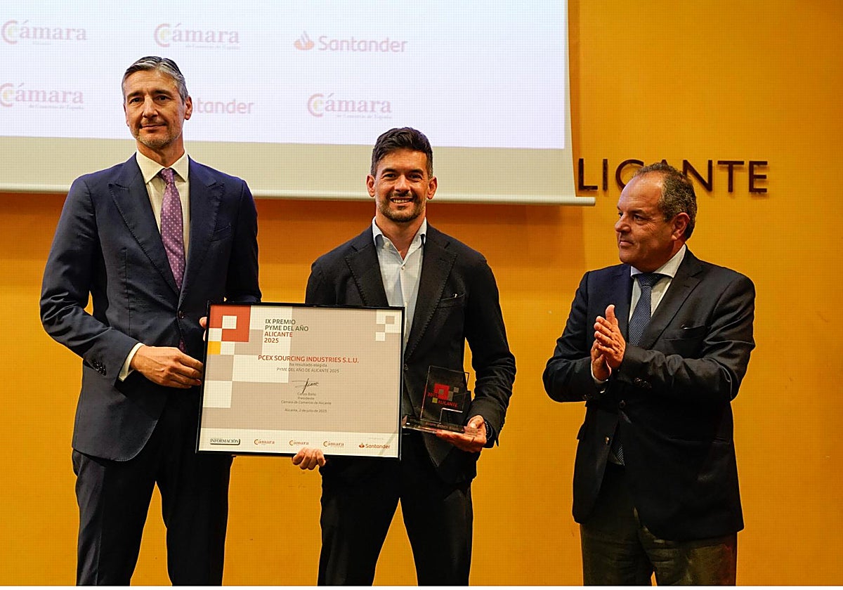 David Santiago recibe el Premio Pyme del Año 2025 en Alicante de manos del director comercial de Empresas de Banco Santander, Carlos Jesús Mendoza, y del presidente de la Cámara de Alicante, Carlos Baño