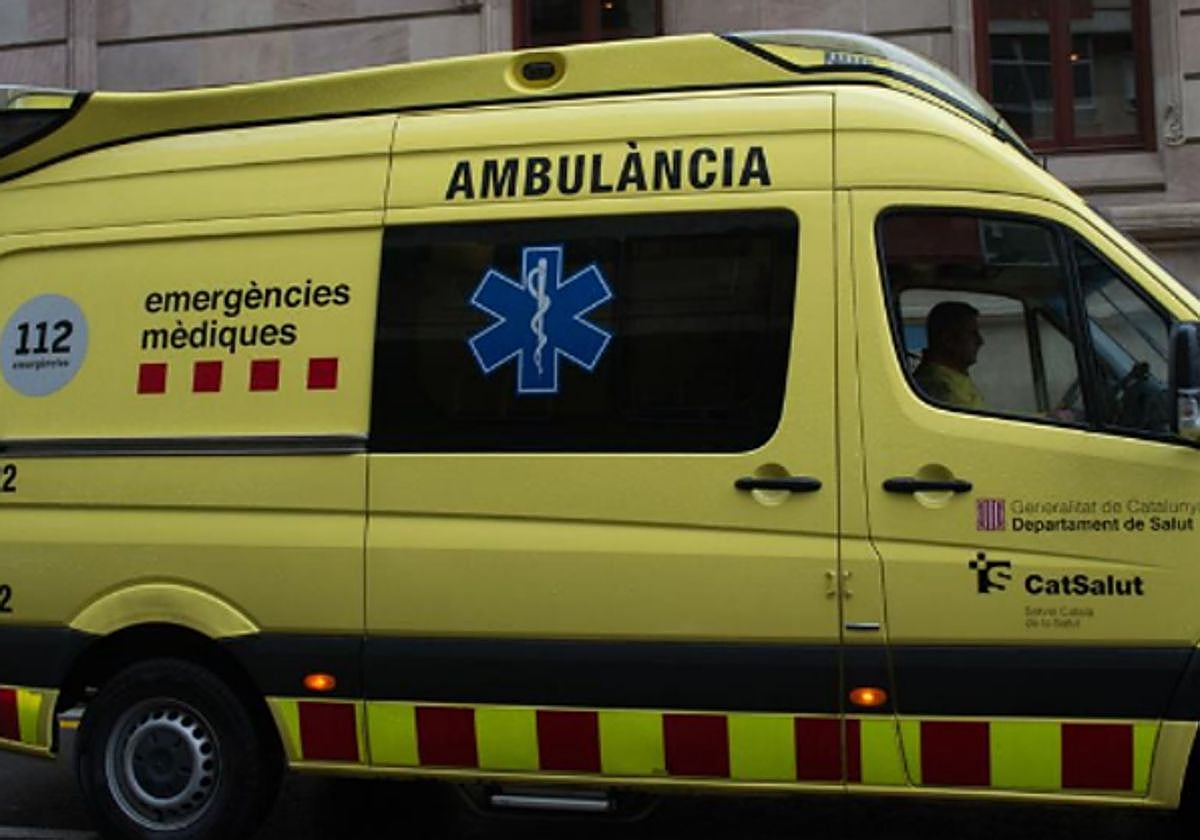 Imagen de archivo de una ambulancia del Servicio de Emergencias Médicas de Cataluña