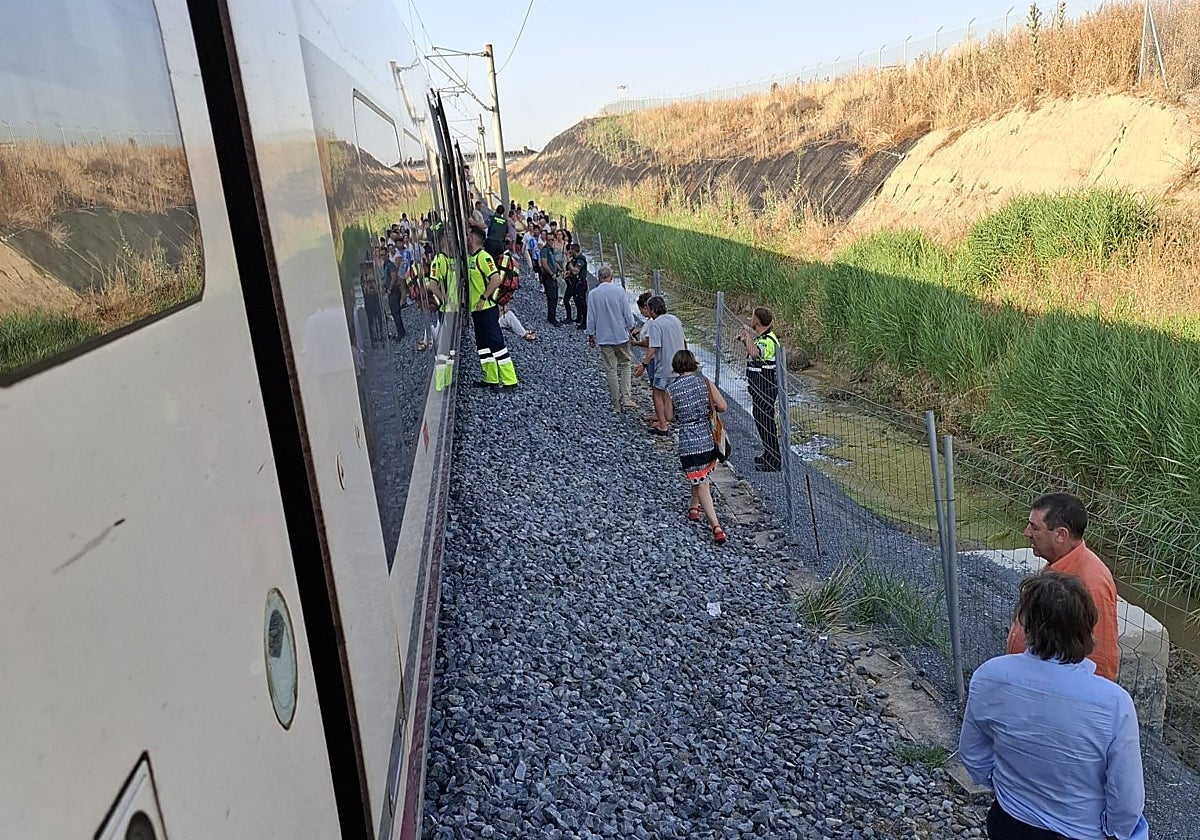 Los pasajeros del tren 5862 estuvieron más de 12 horas detenidos en la vía, en el término de Villaseca de la Sagra