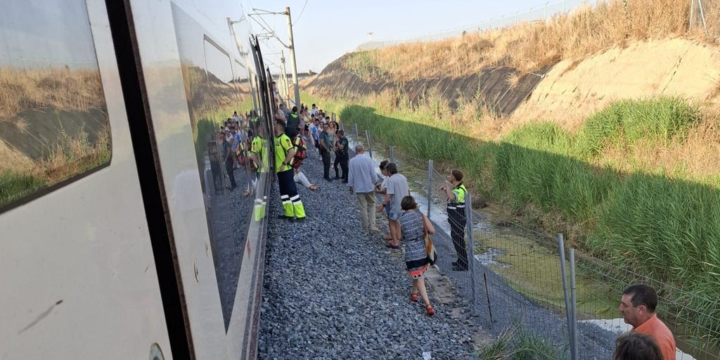 La solidaridad de alcaldes y vecinos de La Sagra con los viajeros de los trenes varados en Toledo durante horas