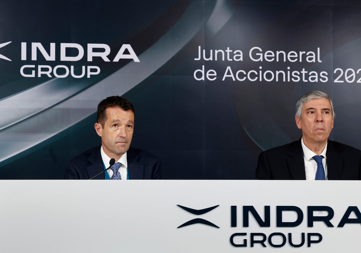 Ángel Escribano y José Vicente Mozo, presidente y CEO de Indra, en una comparecencia