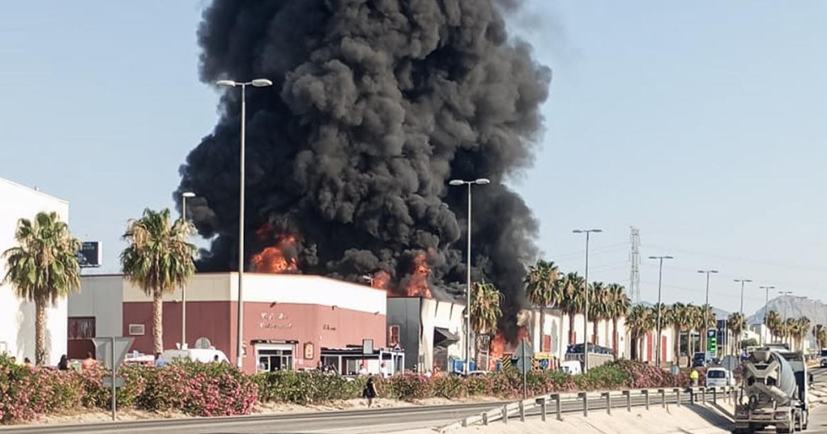 Un incendio en una nave industrial de Fortuna (Murcia) provoca una gran nube tóxica y obliga a confinar a la población