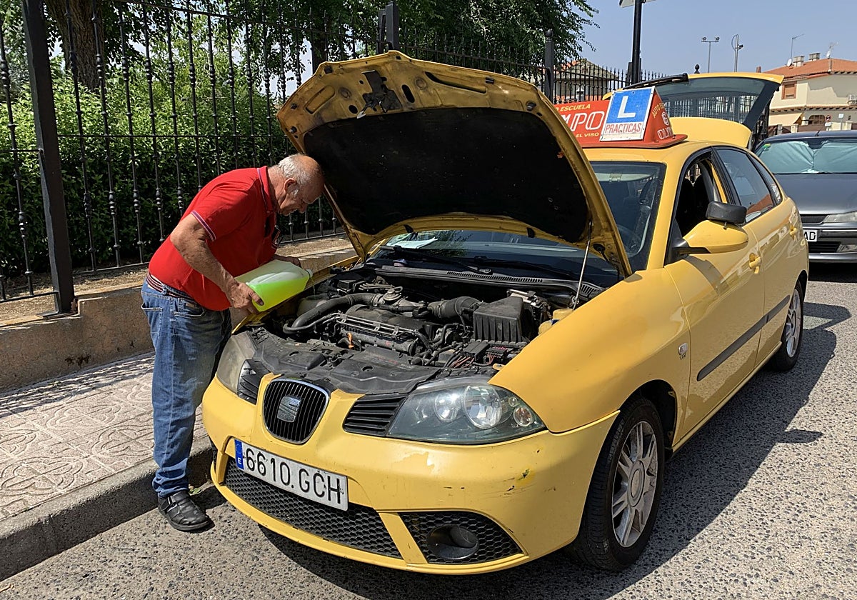 Emilio se encarga del mantenimiento de sus vehículos