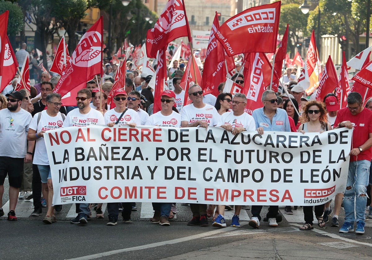 Dos millares de personas recorren León para mostrar su rechazo al cierre de la planta de Azucarera de La Bañeza en una manifestación en junio