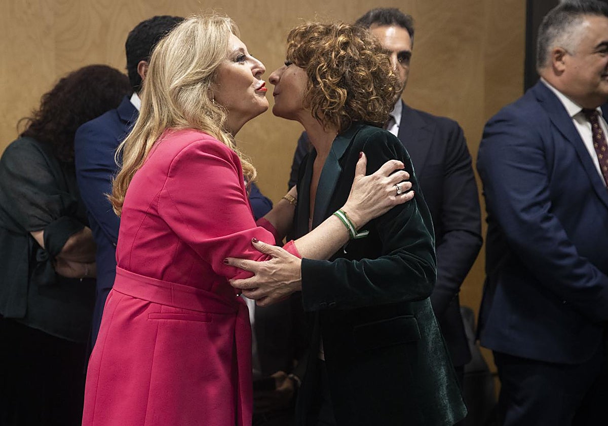 La consejera Carolina España saluda a la ministra María Jesús Montero antes de una reunión en febrero de 2025 en Madrid