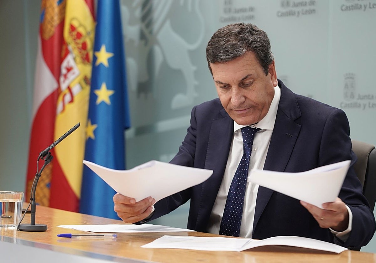 El consejero de Economía y Hacienda y portavoz de la Junta, Carlos Fernández Carriedo, comparece en rueda de prensa posterior al Consejo de Gobierno