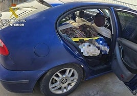 La Guardia Civil detiene a un conductor sevillano tras meter 700 kilos de cable en un Seat León