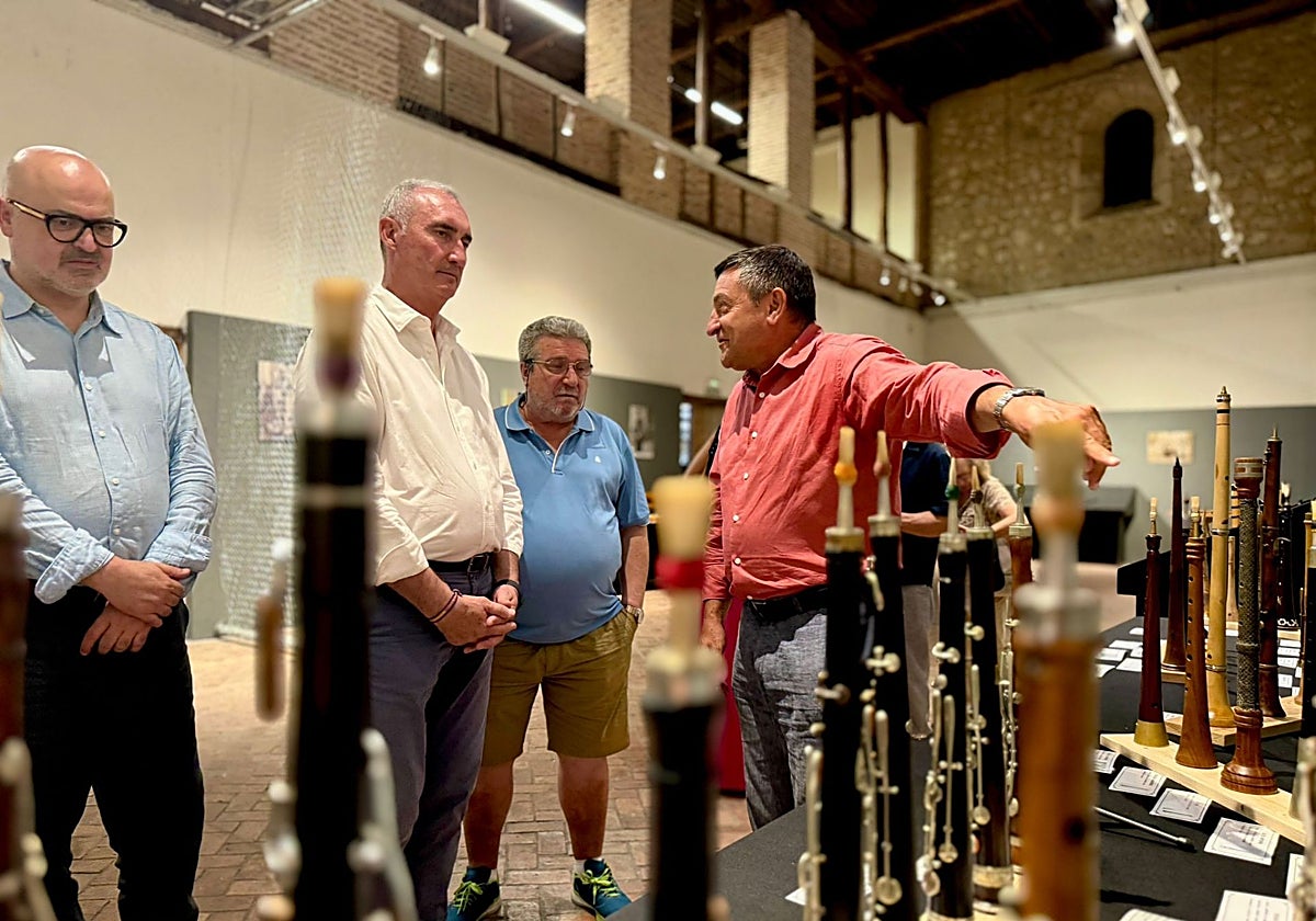 El alcalde de Segovia, José Mazarías, en la inauguración de la exposición 'Instrumentos de la Tradición Musical'