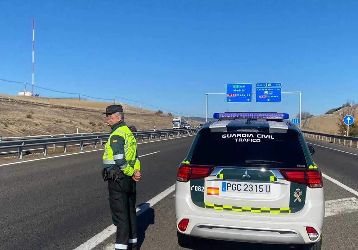 Un coche patrulla del Subsector de Tráfico de la Guardia Civil en Córdoba
