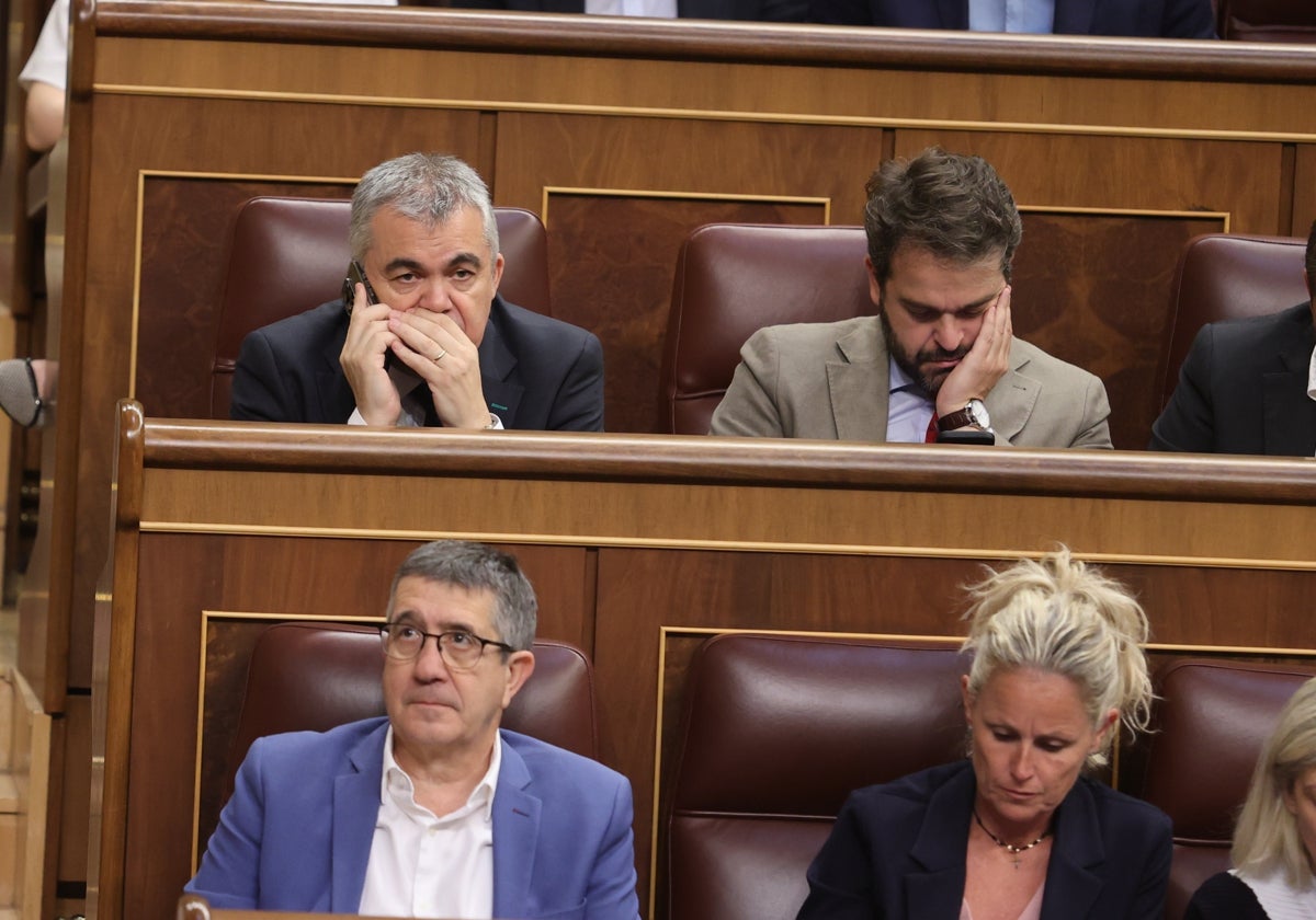 Juan Francisco Serrano, junto a Santos Cerdán, en un pleno reciente
