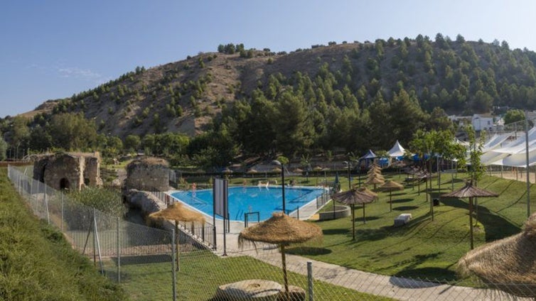 Una de las piscinas públicas más bonitas de Andalucía está en Córdoba: tiene chiringuito, vistas y solo vale dos euros