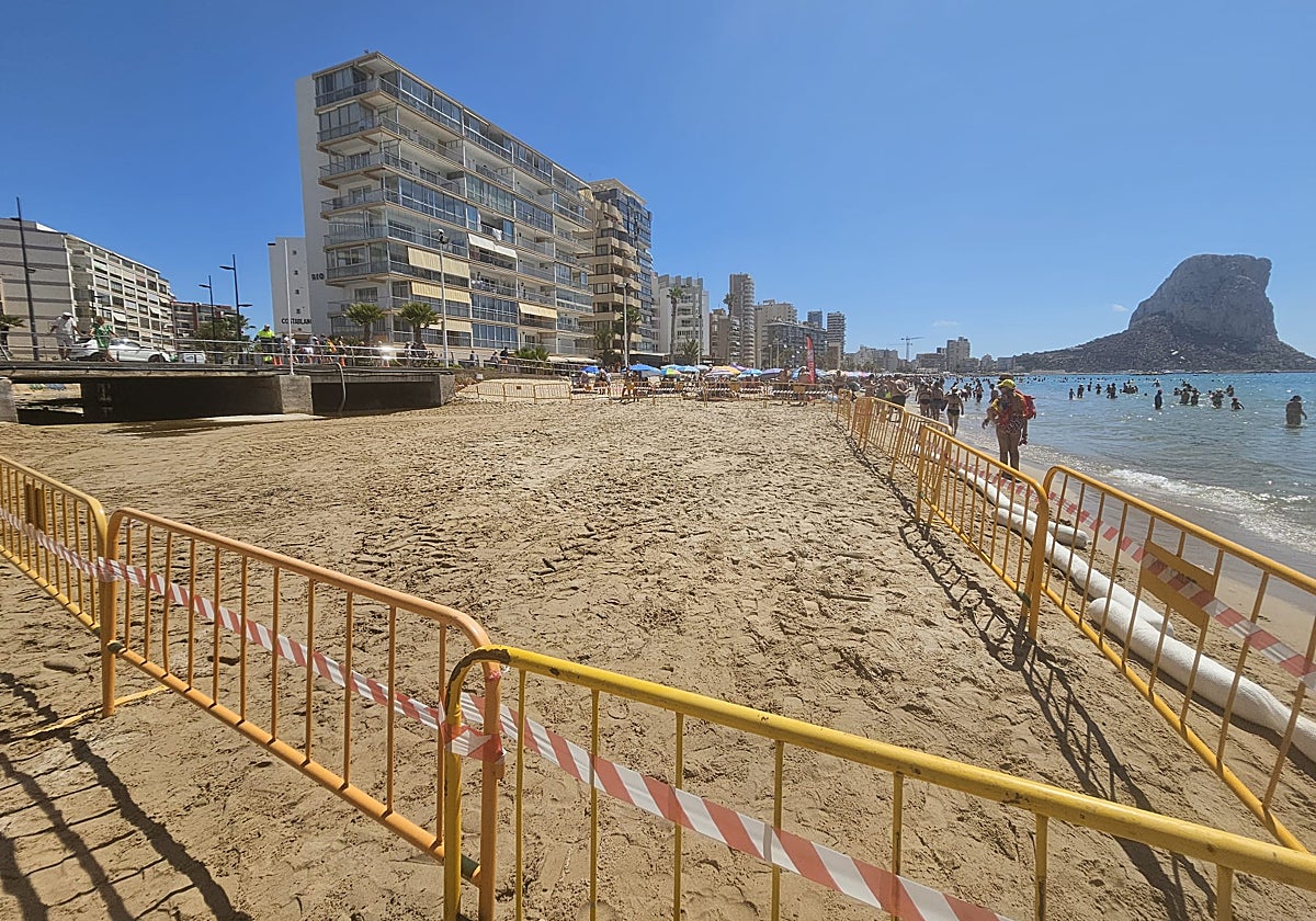 Imagen del tramo de la playa de Calpe (Alicante) cerrado al baño tras los análisis de la Generaitat que han detectado bacterias intestinales