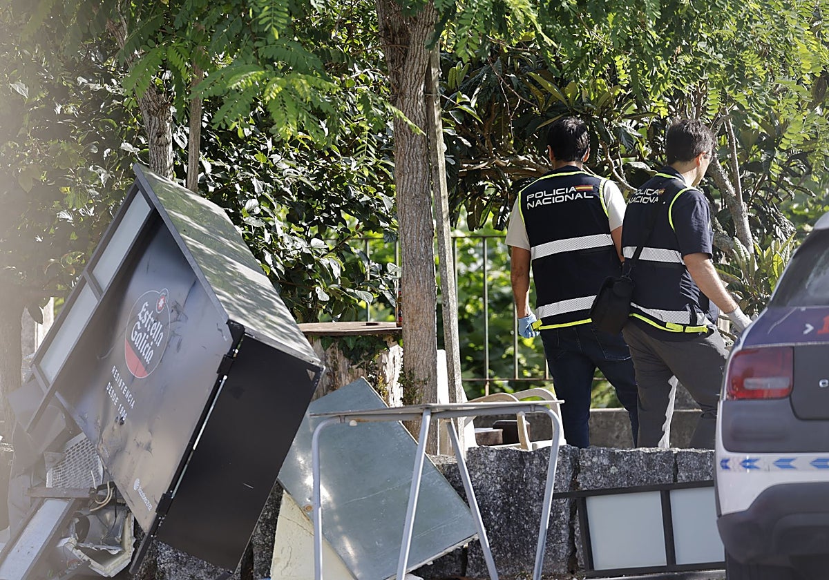 Agentes de la Policía Nacional inspeccionan el lugar de la pelea en busca de indicios