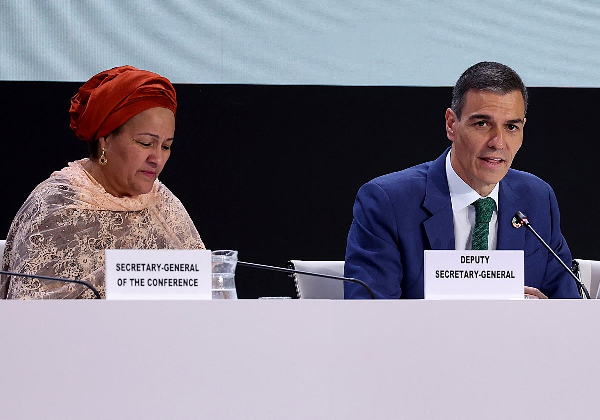 Pedro Sánchez, en la clausura de la cumbre de la ONU junta a la número dos del organismo, Amina Mohamed
