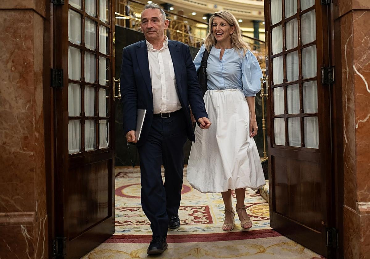 Enrique Santiago y Yolanda Díaz salen del Congreso