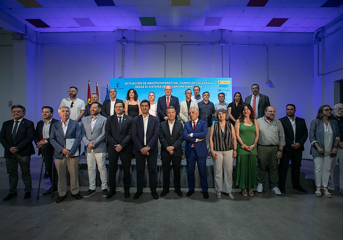 Page, con los alcaldes de los municipios a los que beneficiará la tubería