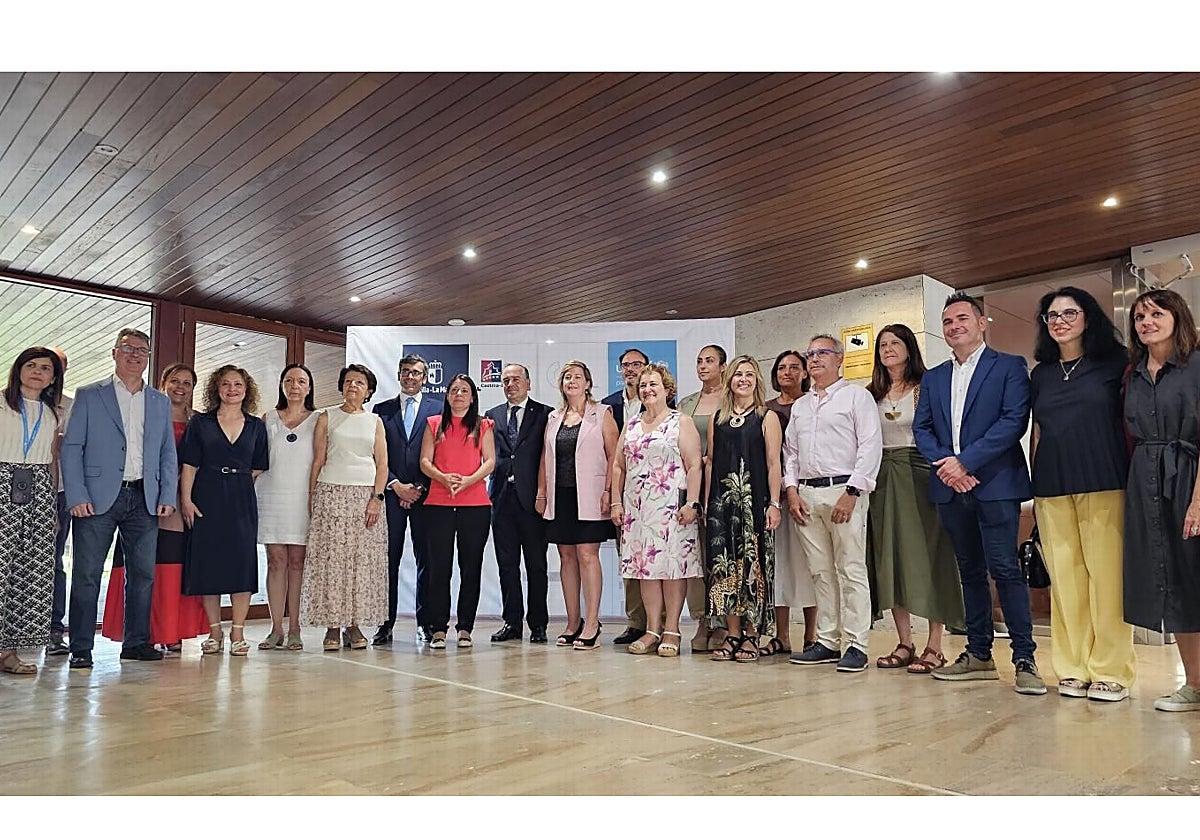Foto de familia de los participantes en esa jornada celebrada en la Consejería de Bienestar Social