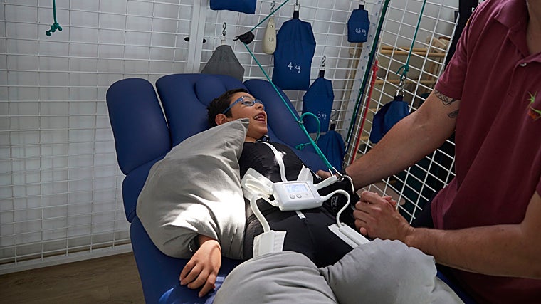 Álex, con ocho años, tiene parálisis cerebral y entrena con Hugo, su fisioterapeuta