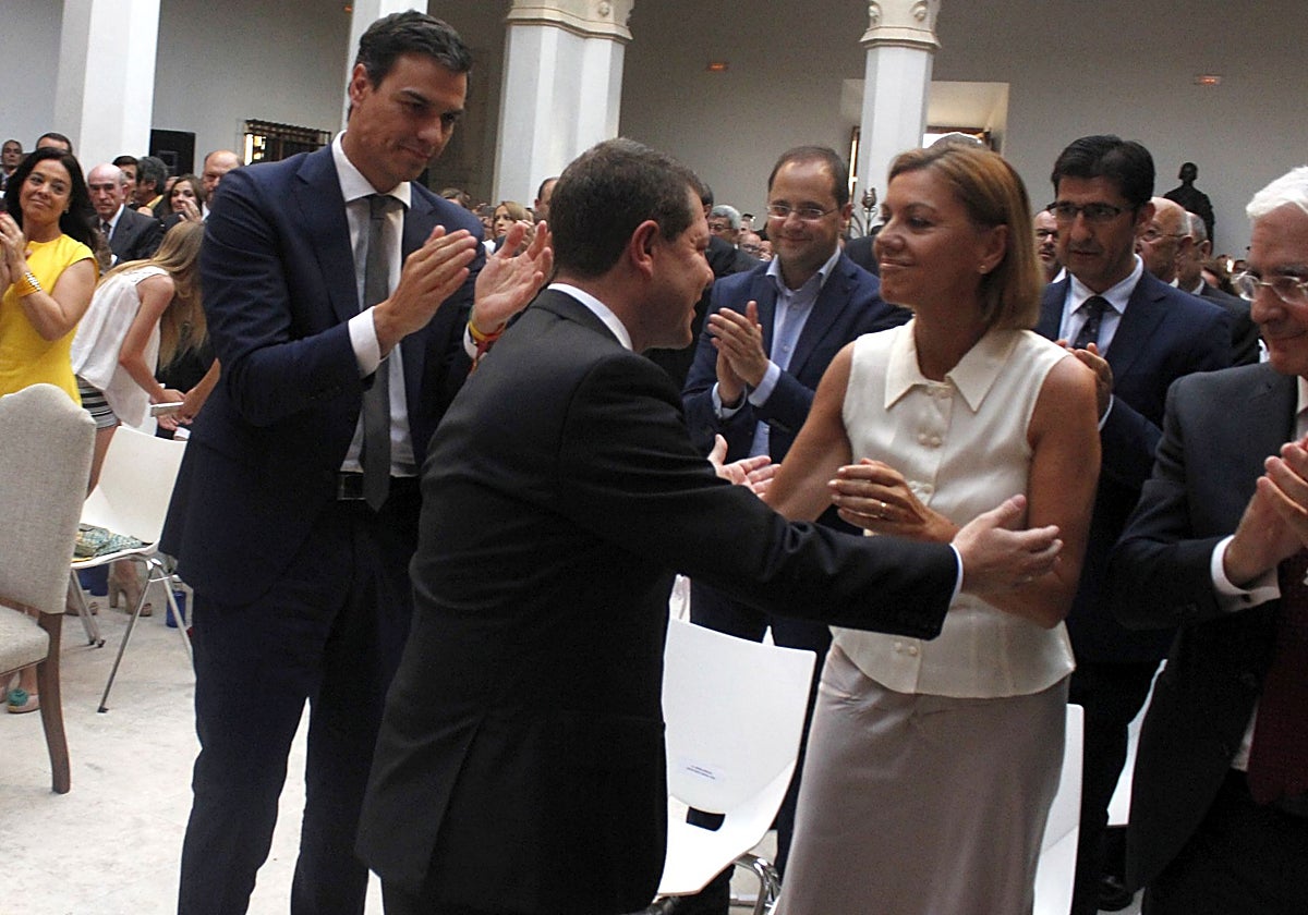 Cospedal felicita a Page el día de su toma de posesión el 4 de julio de 2015 en presencia de Barreda y Sánchez