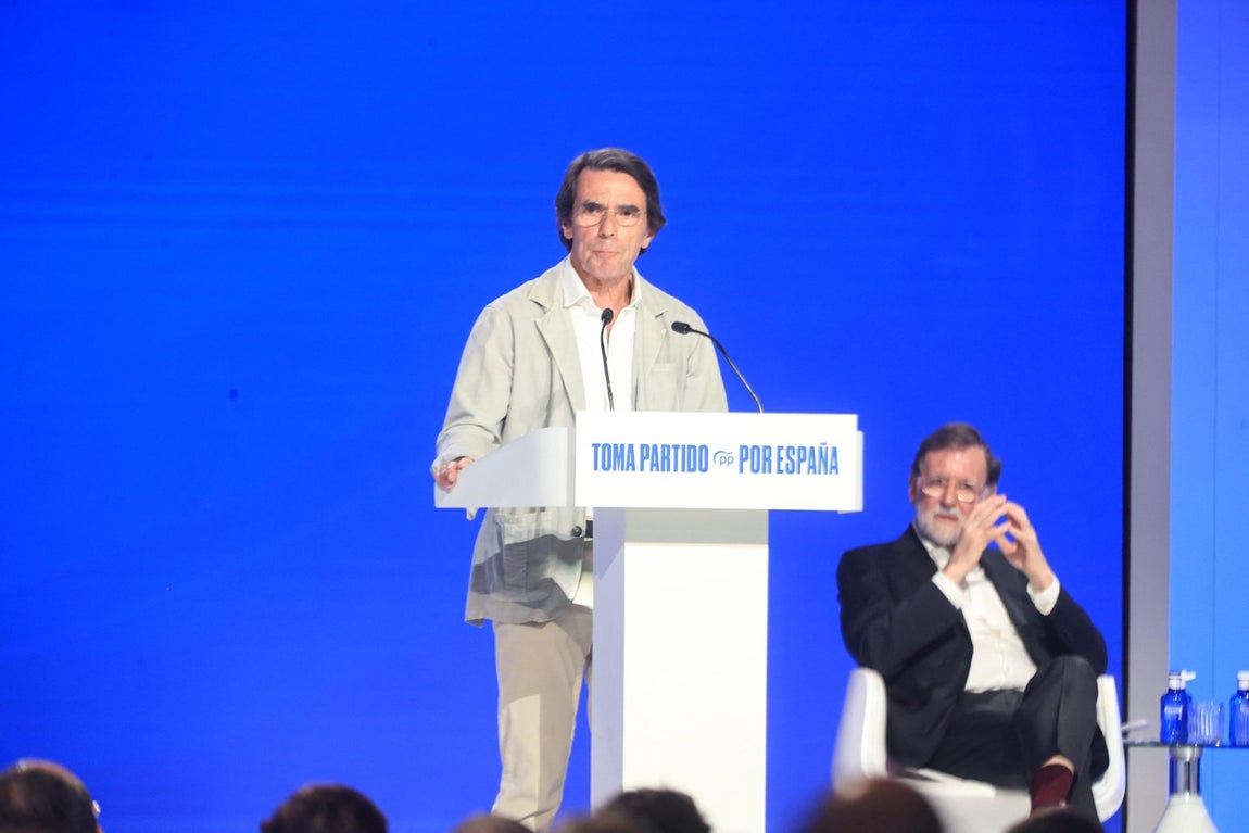 José María Aznar en primer plano y Mariano Rajoy detrás