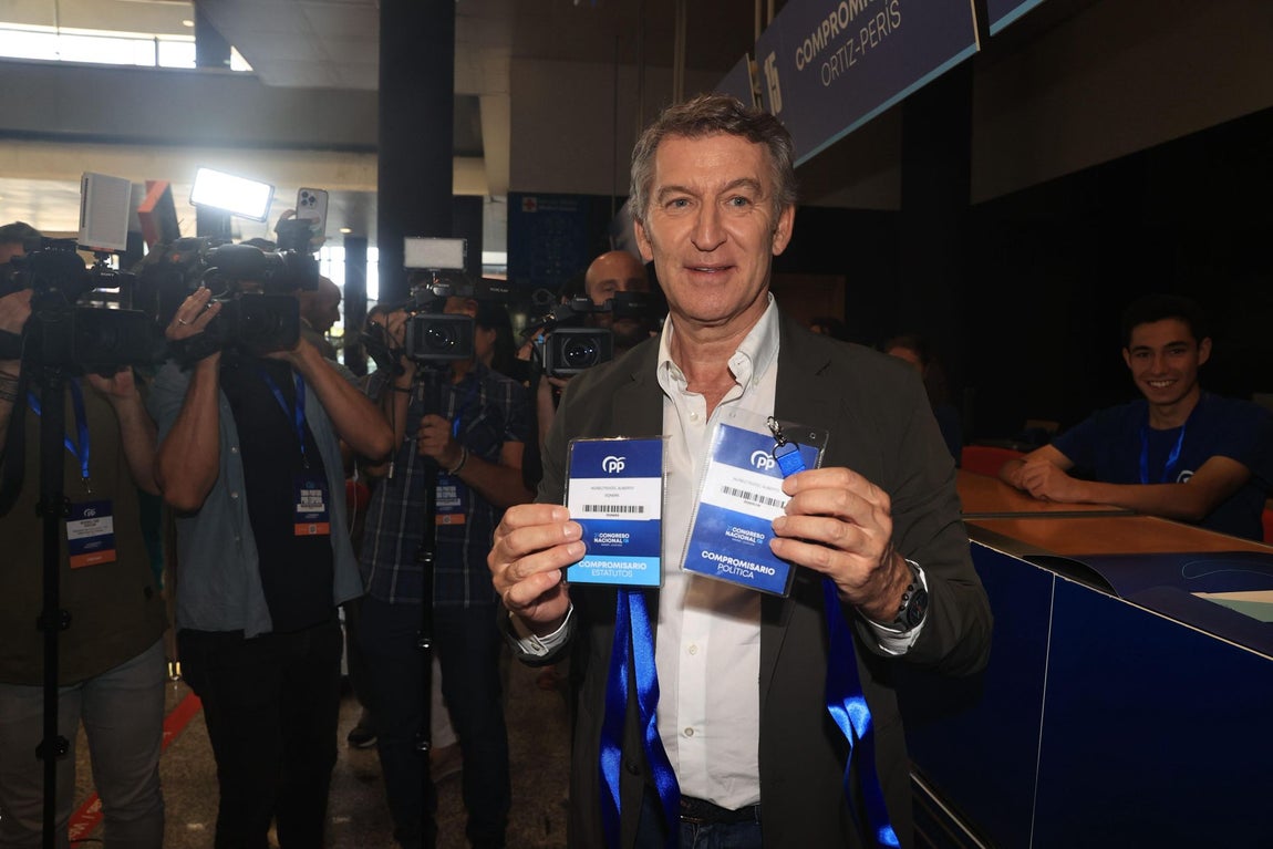 El presidente del PP, Alberto Núñez Feijóo, tras recoger su acreditación