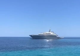 El megayate 'Attila' realizó una «navegación temeraria» en aguas protegidas de Formentera