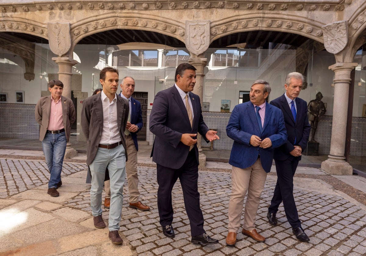El consejero de Movilidad y Transformación Digital, José Luis Sanz Merino (d), junto al presidente de la Diputación de Ávila, Carlos García, y otros representantes de la institución provincial