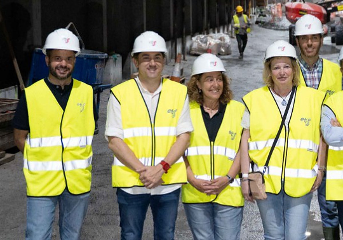 En el centro de la imagen, el secretario general del PSE, Eneko Andueza, al lado de la Consejera de Movilidad, Susana García Chueca