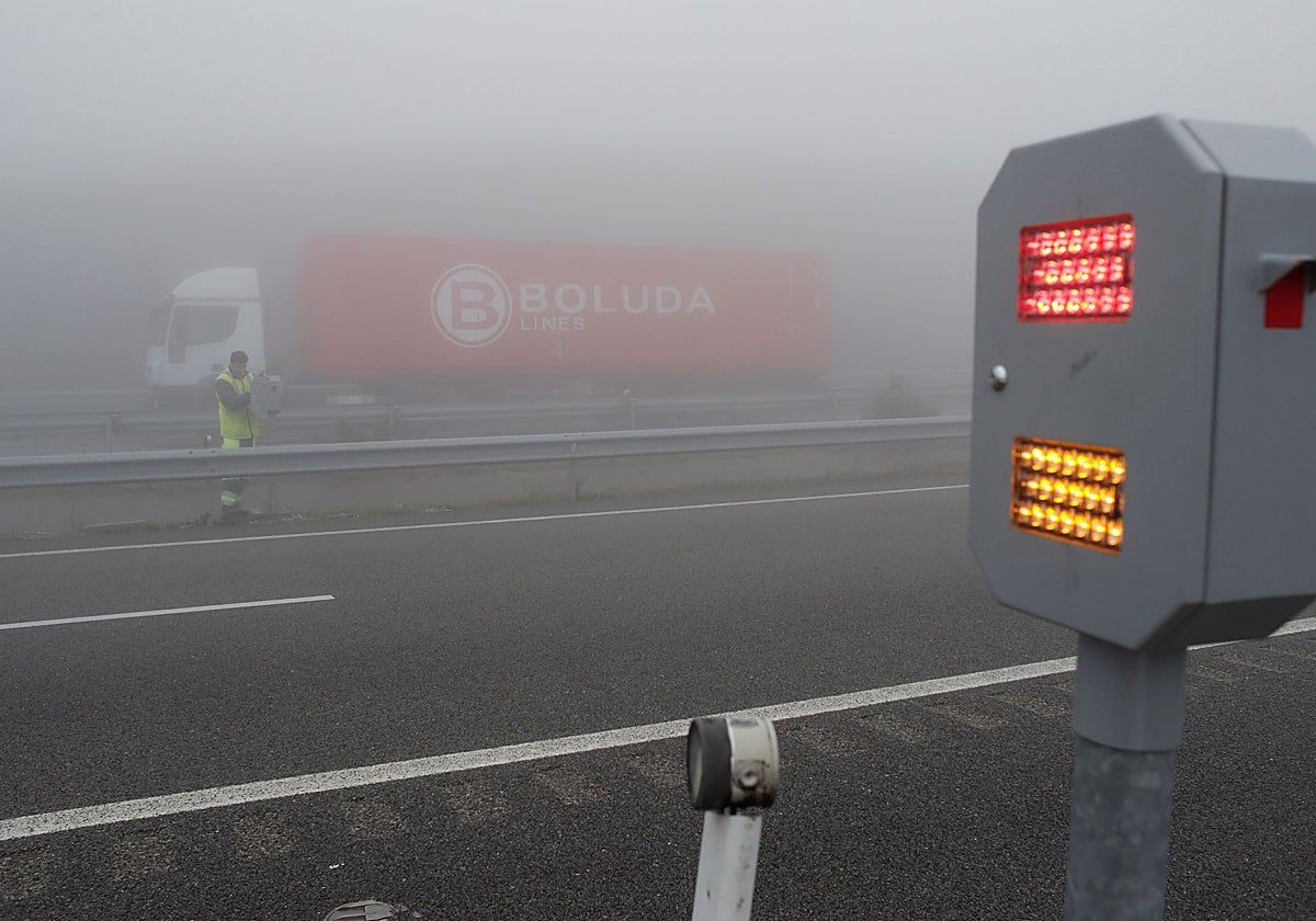 Imagen de la  carretera afectada, en una jornada de niebla