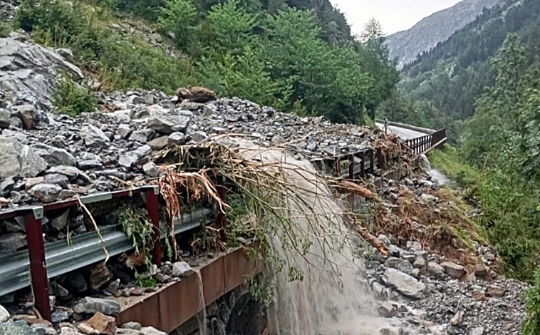 Imagen principal - Una tormenta causa un grave desprendimiento de rocas e incomunica el Balneario de Panticosa en el Pirineo aragonés