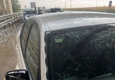 Una fuerte granizada daña la luna de una decena de vehículos en la A-67, a su paso por Osorno (Palencia)