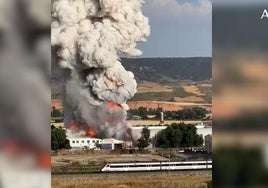 Gran columna del humo por el incendio en el polígono de Azuqueca