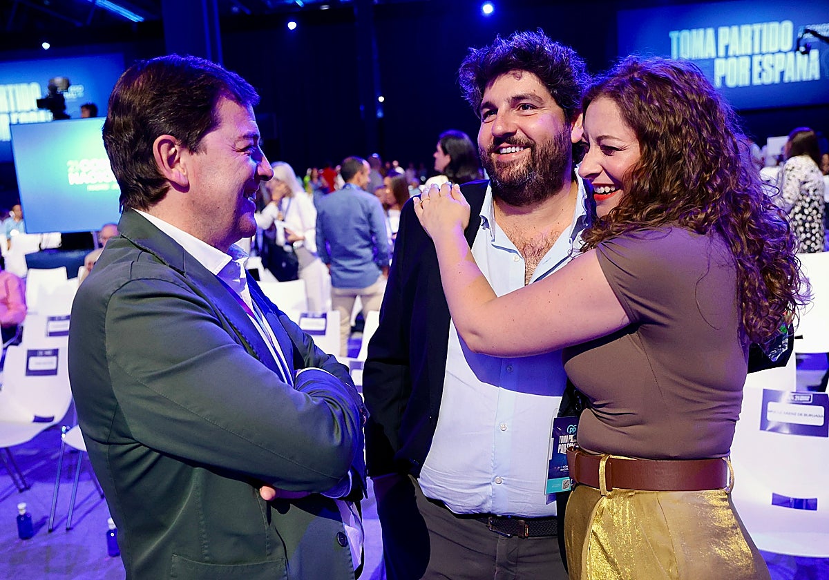 El presidente de la Junta de Castilla y León, Alfonso Fernández Mañueco, y el de Murcia, Fernando López Miras, junto a la que será la nueva portavoz del PP en el Congreso, Ester Muñoz