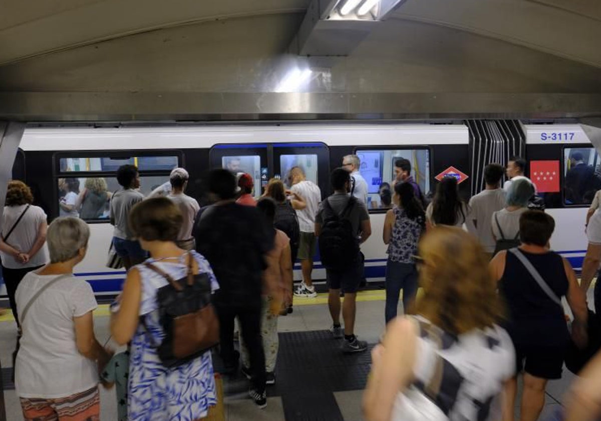 Viajeros en un andén del Metro de Madrid