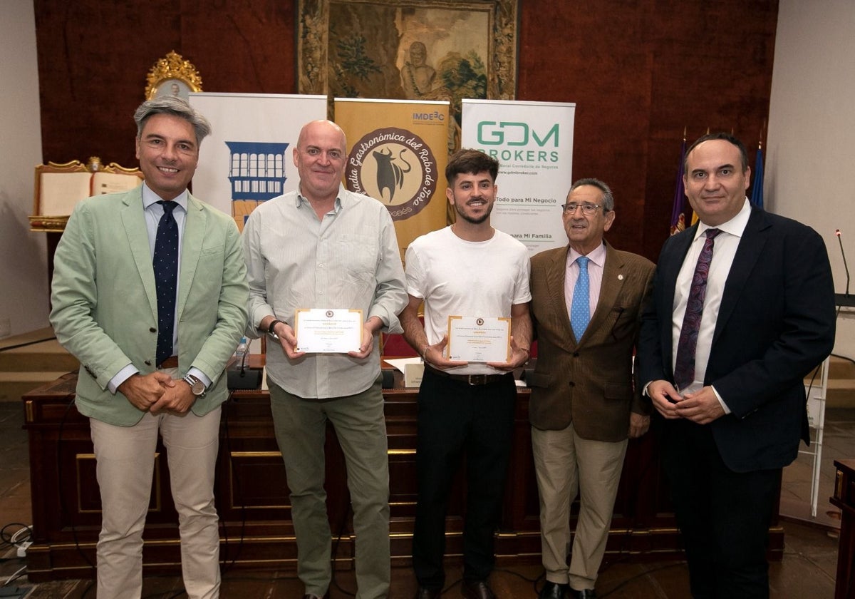 El presidente de la Cofradía del Rabo de Toro, Ricardo Rojas, junto a los premiados y el jurado