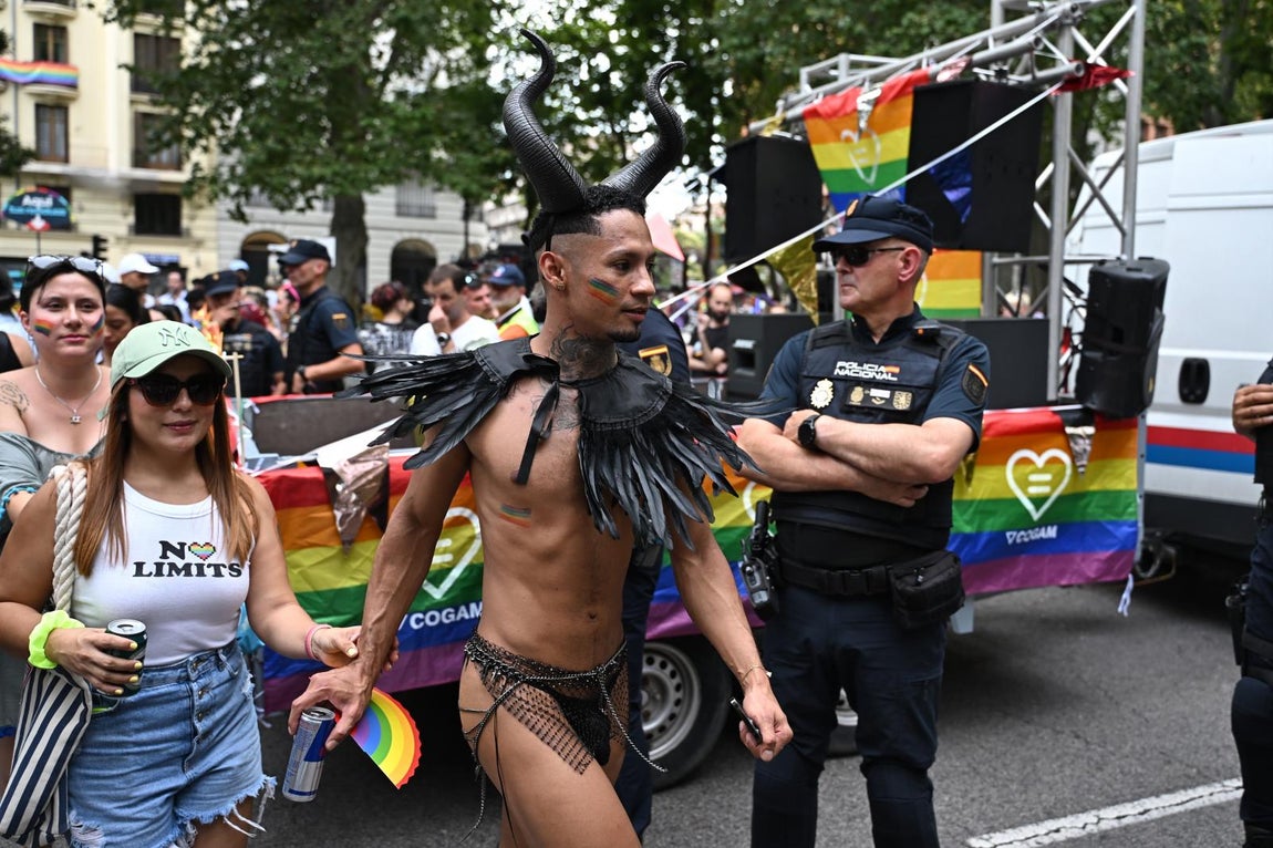 Uno de los asistentes disfrazado para la celebración del Orgullo 2025
