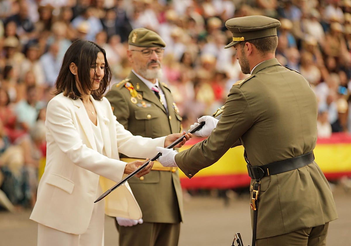 La consejera Parlón, en la entrega de la réplica de la espada de Jaume I al primero de la promoción