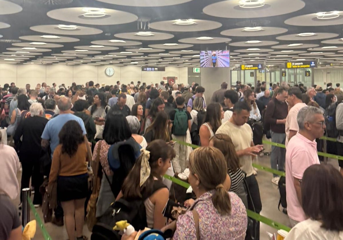 Colas en el filtro de pasaportes en Barajas durante la mañana del sábado