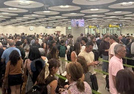 Colas en el filtro de pasaportes en Barajas durante la mañana del sábado
