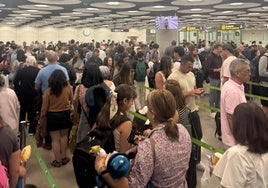 Colas en el filtro de pasaportes en Barajas durante la mañana del sábado