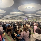 Colas en el filtro de pasaportes en Barajas durante la mañana del sábado